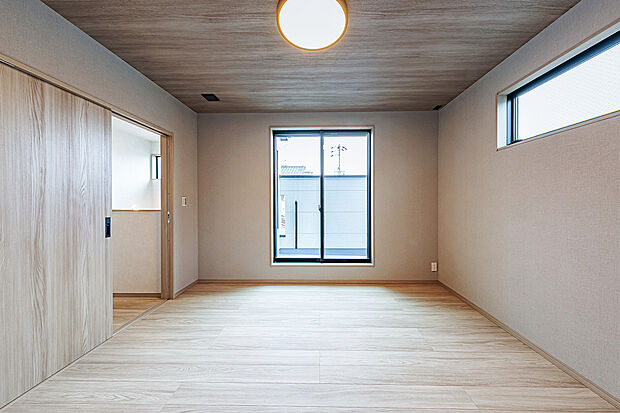 【主寝室】T-2／主寝室と繋がる、光溢れる南側バルコニー。太陽の恵みをたっぷり受ける設計で、洗濯物もカラッと乾きます。プライベートな屋外空間が、毎日に心地よい開放感をプラスします。