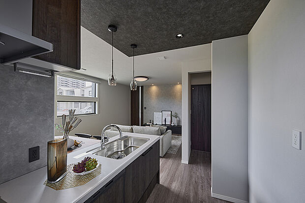 【キッチン】T-3/リビング全体を見渡せる、開放的な対面式キッチン。料理をしながらお子さまの様子を見守ったり、家族との会話を楽しんだりと、毎日の家事に安心とゆとりを与えてくれる、家族想いのキッチン空間です。