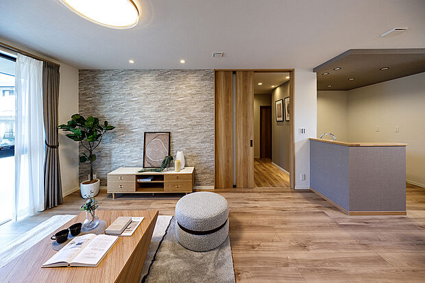 【リビングダイニング】T-2/アクセントクロスが空間の表情を引き立てる、スタイリッシュでモダンなLDK。洗練されたデザインが家具やインテリアと美しく調和し、居心地の良いおしゃれな空間を演出します。