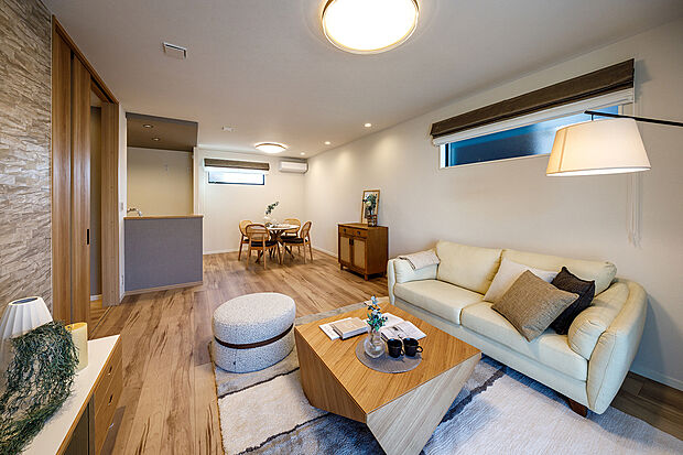 【リビングダイニング】T-2/LDKにはエアコンと床暖房を標準装備しています。夏は涼しく、冬は足元からやさしい暖かさに包まれて心地よく過ごせる空間です。四季を通じて快適な暮らしをサポートします。