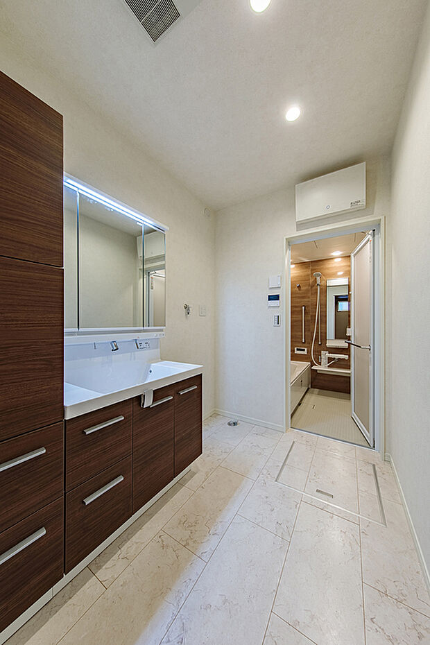 【洗面脱衣室】T-1／サイドキャビネットや鏡面裏など、たっぷりと収納スペースを確保。散らかりがちな洗面周りをいつもすっきりと保ち、快適な空間を維持できます。