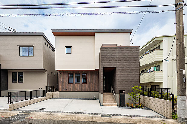 【外観】T-1／宅配ボックス付きで、不在時でも荷物を受け取れる安心感が、日々の暮らしにゆとりと豊かさを与えてくれます。