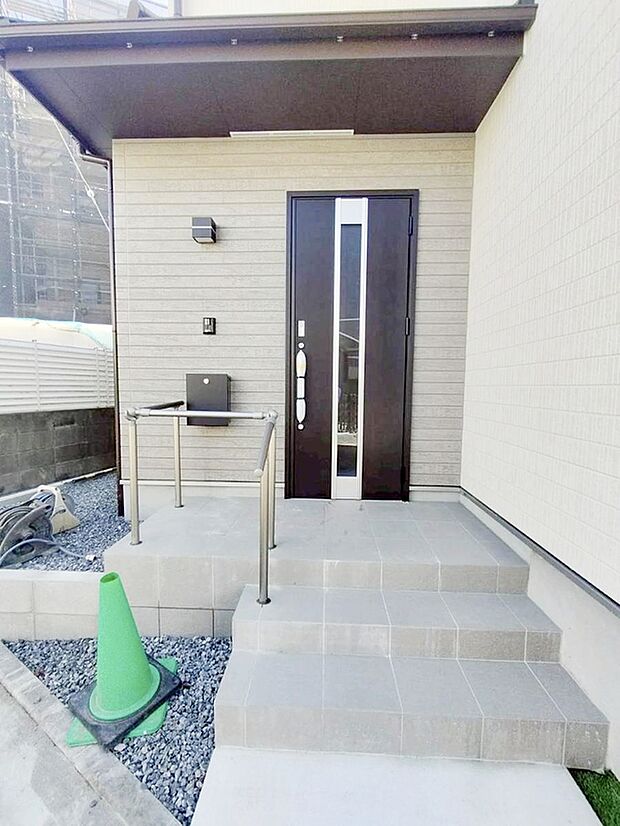 カラーモニターフォンで夜間の訪問者もくっきり映ります。メールボックスはダイアル式でロックしています♪