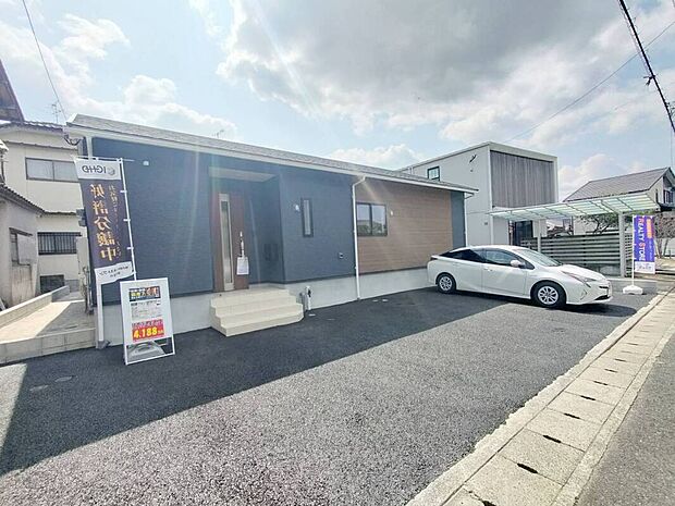 駐車スペースは4台分ご用意しています。