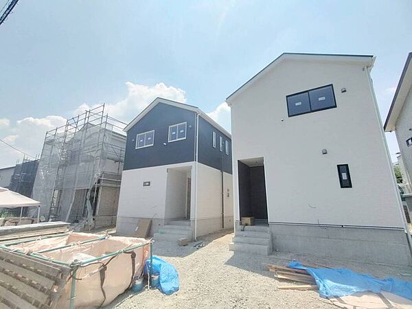【1号棟】
ホワイトの美しい外観に目を奪われます。南向きの日当たり良好な住まいは全居室2面採光が取れます。明るい光が入ります。
