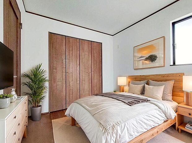 【洋室】部屋にはクローゼットを完備。レイアウトに困らない設計と採光のバランスが◎