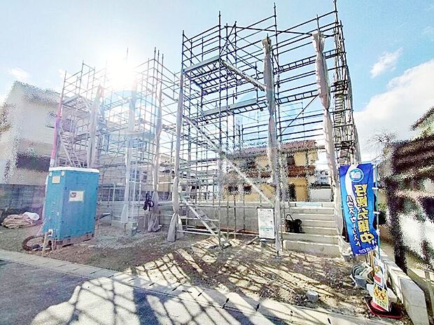 【現地外観写真】【全体写真】（2025年12月上旬に撮影）
左が2号棟。
「目に見えない安心を、しっかりと。」
強固な基礎が、これからの暮らしを力強く支えます。
2026年1月下旬に完成予定☆