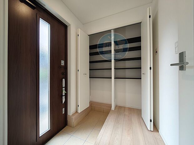 【玄関(参考写真)】【参考写真】玄関☆
高さも使い方も、思いのまま。
可動棚で整うシューズスペース。
家族の成長や生活スタイルの変化にフィットする、フレキシブルな収納です。