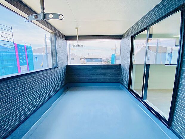 【バルコニー】南向きの日当たり良好なインナーバルコニー。たっぷりの洗濯物を干せるゆとりのあるスペースがございます。