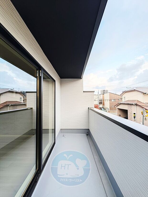 【バルコニー】暖かい日差しが差し込むバルコニー。たっぷりの洗濯物を干せるゆとりのあるスペースがございます。
