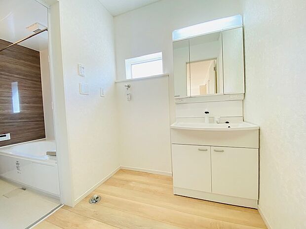 【洗面所】シャワー機能付き洗面台は広めの洗面ボウル、３面鏡なので収納スペースもあり洗面周りはスッキリ片付きます。