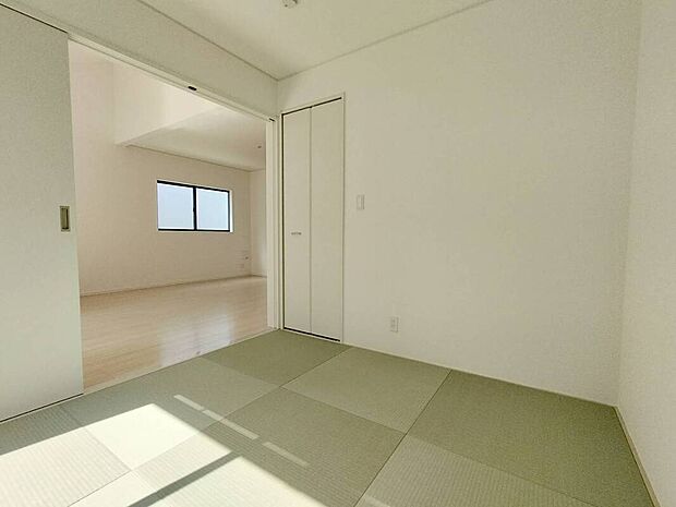 【和室】和室でございます！ちょっと一息つく癒しの空間になりますね♪お子様のお昼寝にも便利ですね♪