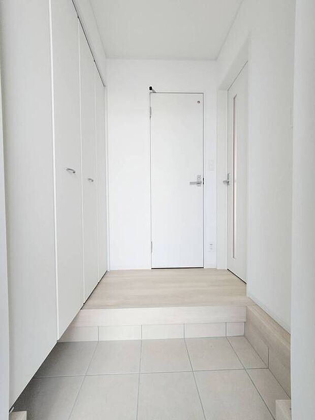 【玄関】天井まである玄関収納。家族全員の靴も収納できてスッキリ綺麗な玄関に。