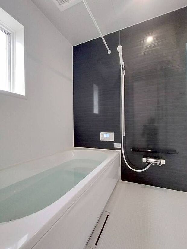 【浴室】一日の疲れをとるバスルームです。半身浴もできるバスタブでゆっくり湯船につかり心と体を癒しリラックスできます。