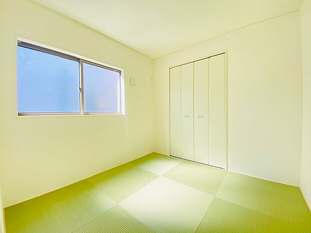 【和室】和室でございます！ちょっと一息つく癒しの空間になりますね♪リビング続きなので、お子様のお昼寝にも便利ですね♪