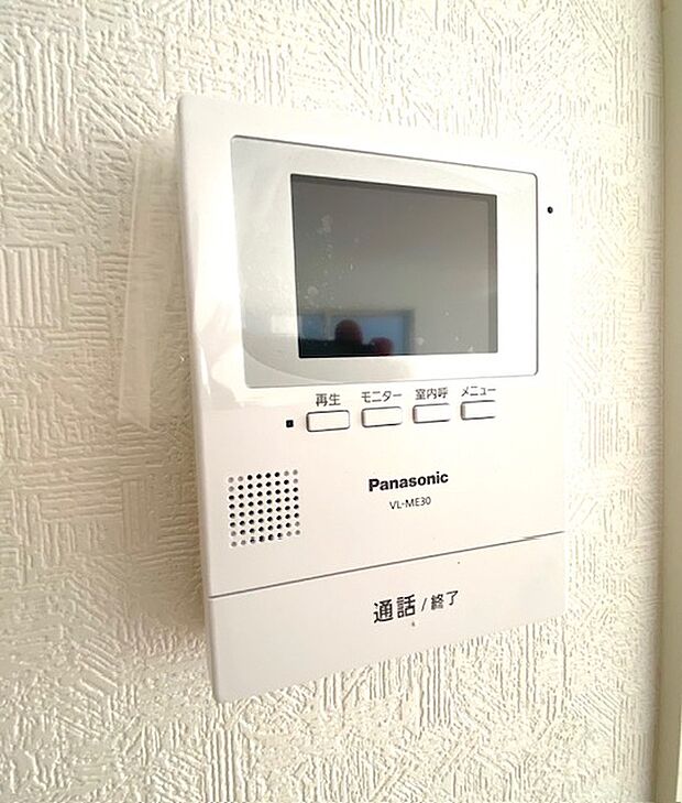 【TVモニター付きインターホン】モニターで顔を確認し、必要に応じてインターホン越しに会話でき、防犯対策ができます。
