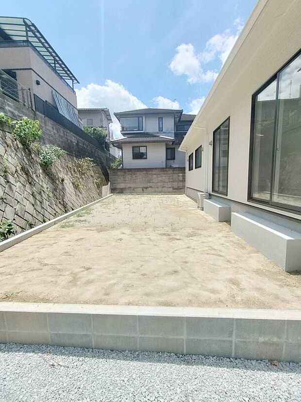 【外観・庭】南東向きの日当たりの良いお庭。
