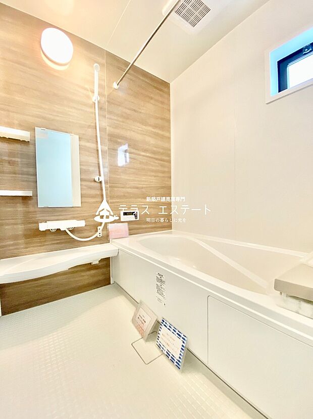 【浴室】１日の疲れを癒せる１坪バスルームは小窓付きで換気もしやすいです。※写真は同一仕様または同一タイプです