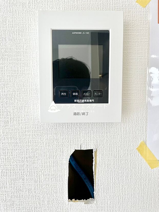 【モニターインターフォン】大画面のカラーモニターで訪問者の顔をハッキリと見ることができます。
録画機能・室内呼出の機能が搭載されたモニタ-付インターホンです。
