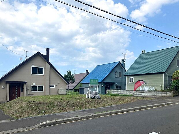 【現地写真】
小学校へは徒歩5分、児童会館、中学校は徒歩4分。保育園、幼稚園も身近に揃い、お子様に目の届きやすい環境です。
児童会館では、畑活動なども行われています。(2025年6月撮影)