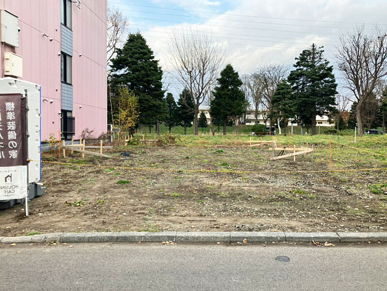 【現地写真】
周辺は緑豊かなで落ち着いた住宅地となっております。若草小学校まで徒歩約5分とお子様にも嬉しい環境です。
（2024年11月撮影）