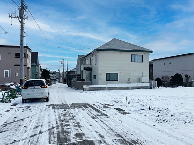 【現地写真】
全3区画の分譲地です。新築が完成し建ち並ぶと素敵な一画になりそうですね。
(2024年12月撮影)