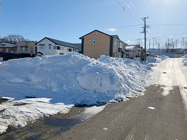 【現地写真】
前面道路は幅員9m以上で見通しが良いですね。お車でのすれ違いや駐車もラクラクです。
(2025年2月撮影)