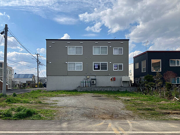 【現地写真】
角地を含む南東向き、全2区画の売地が登場です。最寄りバス停まで徒歩2分とバスアクセスの良い立地です。
(2025年5月撮影）