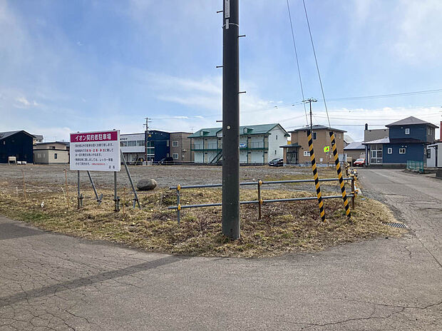 【現地写真】
土地面積は70坪以上のゆとりある広さ。角地を含む、開放感あふれる敷地が魅力です。
(2025年5月撮影)