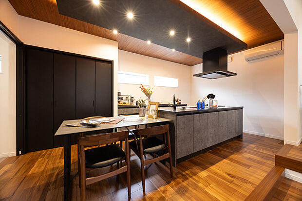 【ダイニング】
お料理をしながら周囲を見渡せるアイランドキッチンを採用。横並びのダイニングで配膳やお片付けもラクラク。