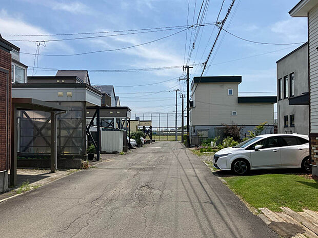 【現地写真】
西部小学校まで徒歩約10分、近くには公園もありお子様にも嬉しい立地です。ぜひ周辺環境と合わせて現地をご覧ください。
(2025年6月撮影)