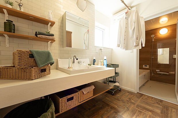 【ユーティリティ】
造作風の広々とした洗面化粧台は、使いやすさとデザイン性にこだわり、家族が並んで使いやすい設計に。忙しい朝も快適に身支度ができ、毎日の生活が快適になります。
(2025年10月撮影)