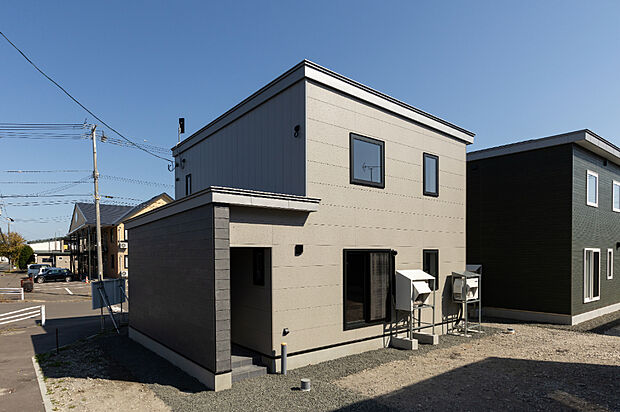 【外観】
太陽光パネル搭載の4LDKが販売されました。モダンテイストの外観はどの世代にも愛され、スタイリッシュさと機能性を兼ね備え、暮らしやすさも追求しています。
(2025年10月撮影)