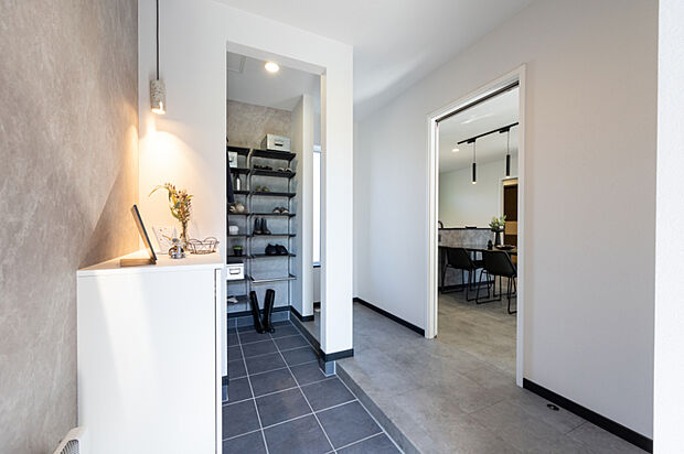 【玄関】
SIC付きの玄関は、靴はもちろん、ベビーカーやアウトドア用品、傘などもまとめて収納可能。玄関まわりをすっきり保てるだけでなく、2WAY仕様で出入りもスムーズです。
(2025年10月撮影)