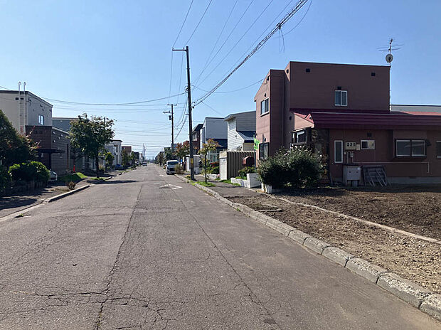 【現地写真】
「札苗緑小学校」まで徒歩約3分。スーパーやコンビニ、郵便局などの生活利便施設も徒歩圏内に揃い住環境良好です。
(2025年10月撮影)