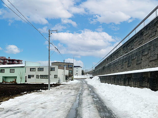 【現地写真】
周辺にはコンビニや郵便局、クリニックなど生活必需施設が点在しており生活環境も良好です。ぜひ現地をご覧ください。
（2025年12月撮影）