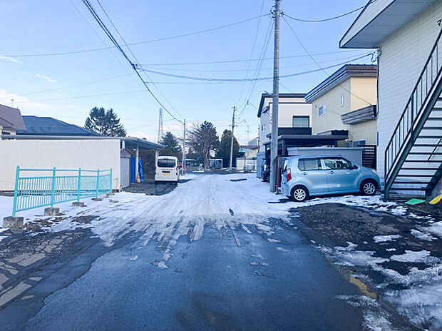 【現地写真】
車通りの少ない静かな住環境も魅力です。子育て世帯のファミリーにもおすすめの物件です。
(2025年12月撮影）