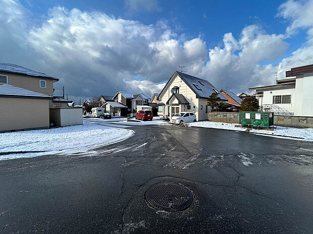 【現地写真】
道南バス「旭町公営住宅前」バス停まで徒歩約6分とバスアクセス良好。ぜひ周辺環境と合わせて現地をご覧ください。
（2025年12月撮影）