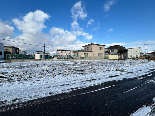 【現地写真】
現在更地につき即お引渡しが可能、お引き渡し後はスムーズに建築をスタートできます。
（2025年12月撮影）
