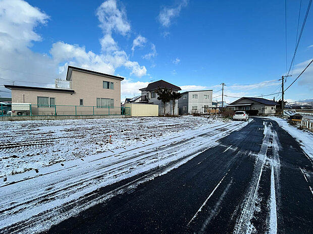 【現地写真】
南西側は約6.7m公道（1号地）、南東側は幅員約7mの公道に面し開放的、お車でのすれ違いや駐車もスムーズにできます。
（2025年12月撮影）