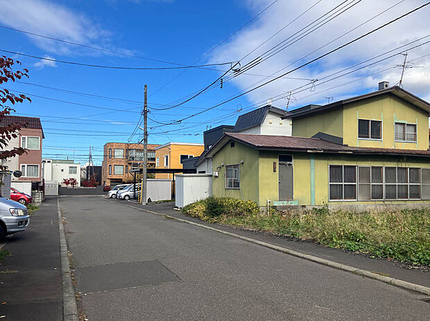 【現地写真】
幅員約8mの西側道路に面し陽当り良好、開放感がございます。比較的車通りも少なく静かにお過ごしいただけます。
（2025年11月撮影）