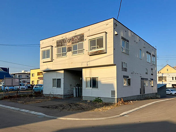 【現地写真】
角地を含む全2区画の売地が販売中です。現在古家がございますが、2026年1月に解体後更地にてお引渡しになります。
（2025年11月撮影）