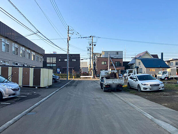 【現地写真】
幅員8mの公道に面し、お車でのすれ違いや駐車もスムーズにできます。見通しの良い道路は安全性、防犯性も高まります。
（2025年11月撮影）