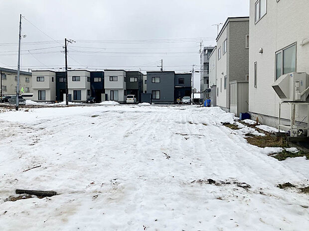【現地写真】
周辺は落ち着いた住宅地となっており住環境も良好。小学校や買物施設が近く、子育て世帯にもうれしい立地です。
（2026年1月撮影）