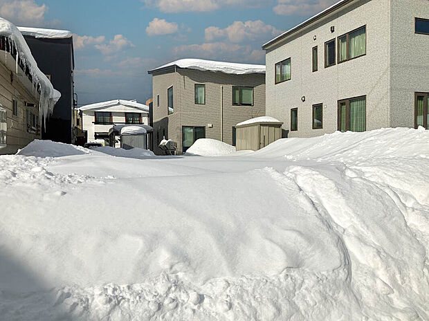 【現地写真】
最寄り駅は東豊線「新道東」駅。徒歩約3分には「伏古10条3丁目」バス停もあり、バスアクセスも良好です。
(2026年2月撮影）