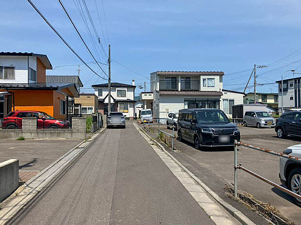 【現地写真】
徒歩圏内には教育機関や買物施設が揃い、日々の生活を支えてくれます。子育てにもやさしい環境です。
(2026年2月撮影)