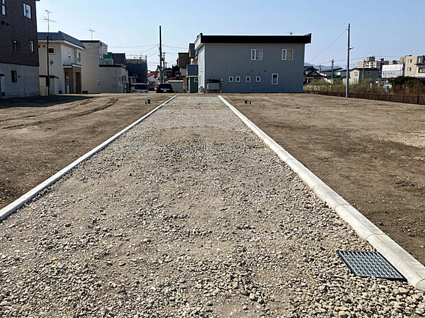 【現地写真】
角地を含む全2区画の販売です。陽当りが良く開放感のある立地で、快適なお住まいが建てられそうですね。
(2026年3月撮影)