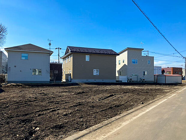 【現地写真】
JR千歳線「恵庭」駅まで徒歩約5分と利便性の高い立地が魅力!全3区画の売地が登場です。
(2026年4月撮影)