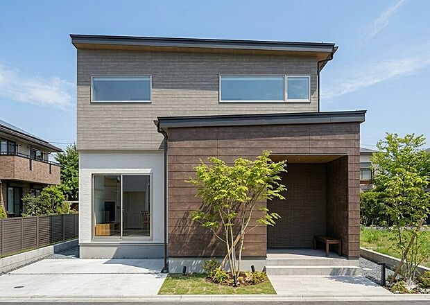 【完成予想図】
南向きで明るく快適な一戸建てが登場。上質感のある外観デザインを実現しました。