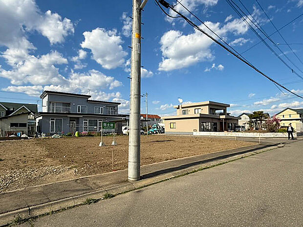 【現地写真】
土地の広さや建設後のイメージをすぐに確認できる更地です。解体費用が掛からないのも嬉しいポイントですね。
(2026年5月撮影)